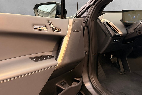 BMW iX 24 of 30