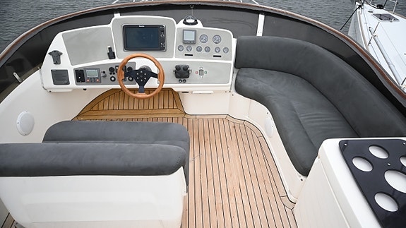 Sealine T47: 3 lugarer 2 bad – Ny kalesje - Nirox - Generator - 2 x ankervinsj 13 of 30