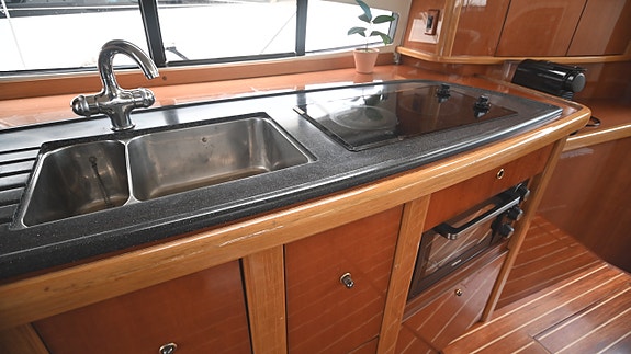 Sealine T47: 3 lugarer 2 bad – Ny kalesje - Nirox - Generator - 2 x ankervinsj 30 of 30
