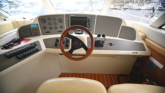 Sealine T47: 3 lugarer 2 bad – Ny kalesje - Nirox - Generator - 2 x ankervinsj 17 of 30