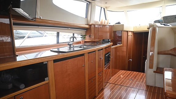 Sealine T47: 3 lugarer 2 bad – Ny kalesje - Nirox - Generator - 2 x ankervinsj 26 of 30