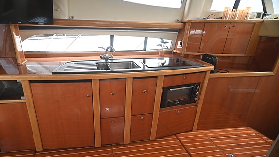 Sealine T47: 3 lugarer 2 bad – Ny kalesje - Nirox - Generator - 2 x ankervinsj 29 of 30