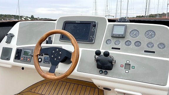 Sealine T47: 3 lugarer 2 bad – Ny kalesje - Nirox - Generator - 2 x ankervinsj 11 of 30