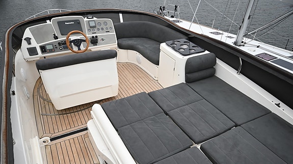 Sealine T47: 3 lugarer 2 bad – Ny kalesje - Nirox - Generator - 2 x ankervinsj 14 of 30
