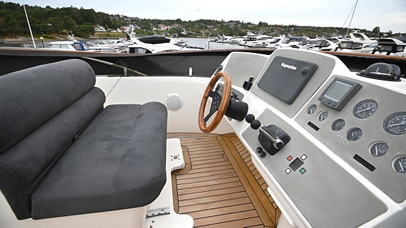 Sealine T47: 3 lugarer 2 bad – Ny kalesje - Nirox - Generator - 2 x ankervinsj 12 of 30