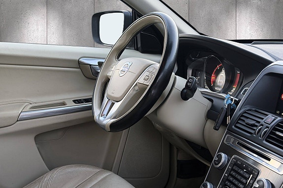 Volvo XC60 10 of 23