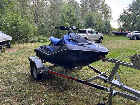 BRP SEA-DOO SPARK TRIXX 2UP 2023 / KUN 19 TIMER / HENGER / BATTERIDREVET HEIS 2 of 29