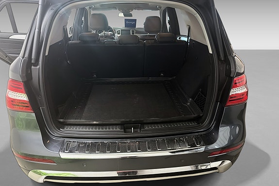 Mercedes-Benz ML350 8 of 17