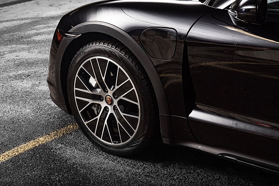 Porsche Taycan Turbo 18 of 30