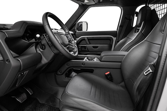 Land Rover Defender 110 27 of 30