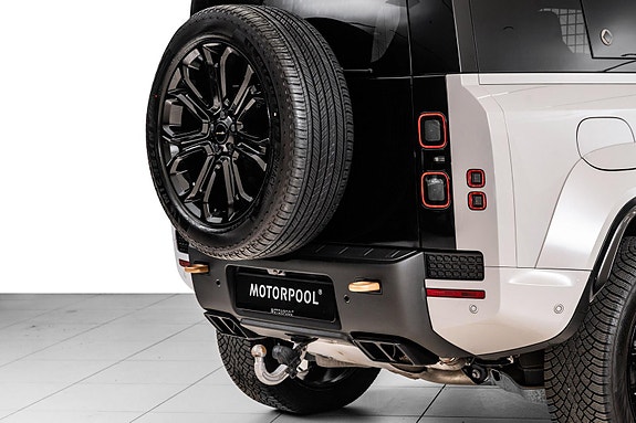 Land Rover Defender 110 16 of 30