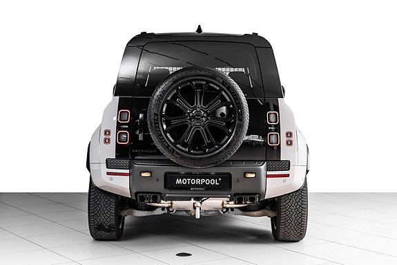 Land Rover Defender 110 17 of 30
