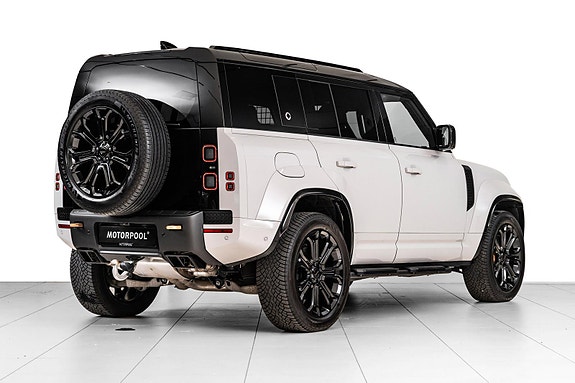 Land Rover Defender 110 15 of 30