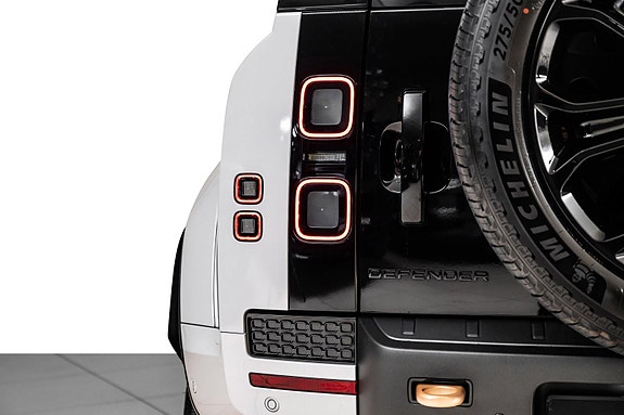 Land Rover Defender 110 18 of 30