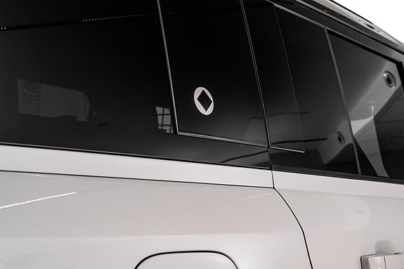 Land Rover Defender 110 25 of 30