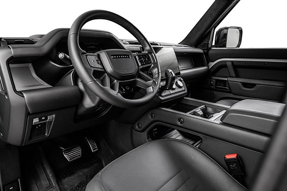 Land Rover Defender 110 26 of 30