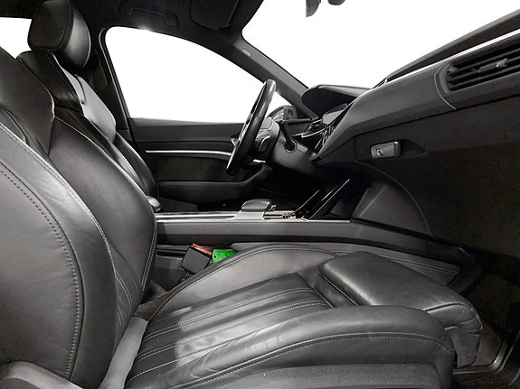 Audi e-tron 10 of 17