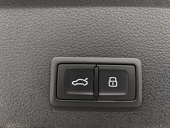 Audi e-tron 13 of 17