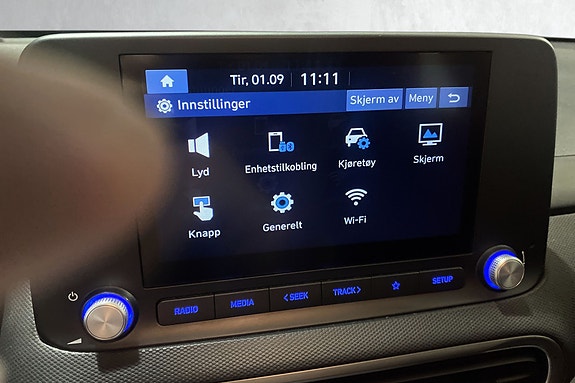 Brukervennlig touchdisplay med innstillinger for bilens funksjoner.