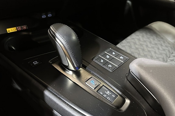 Lexus UX300e 15 of 18