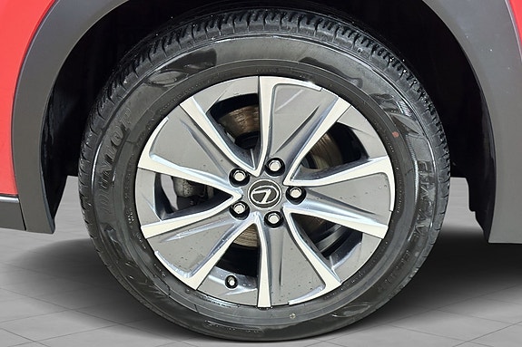 Lexus UX300e 5 of 18