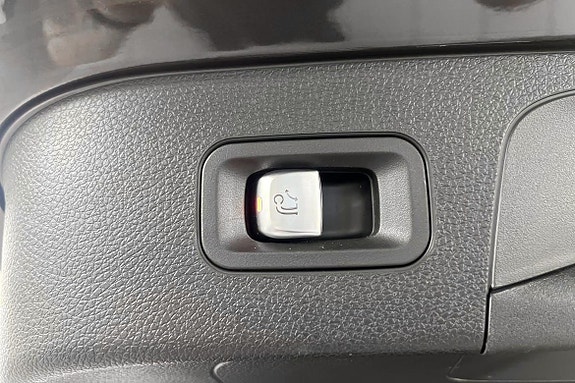 Mercedes-Benz EQC400 14 of 30