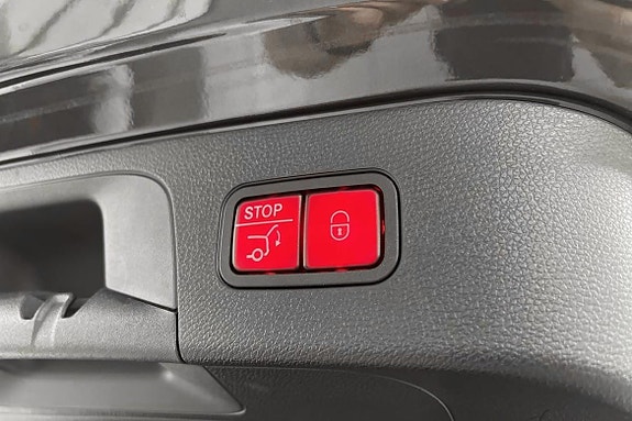 Mercedes-Benz EQC400 13 of 30