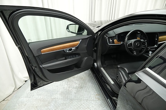 Volvo S90 17 of 30