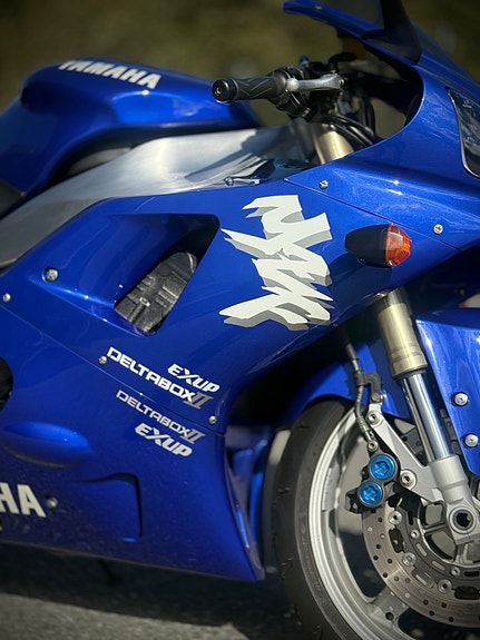 Yamaha YZF-R1 2 of 11