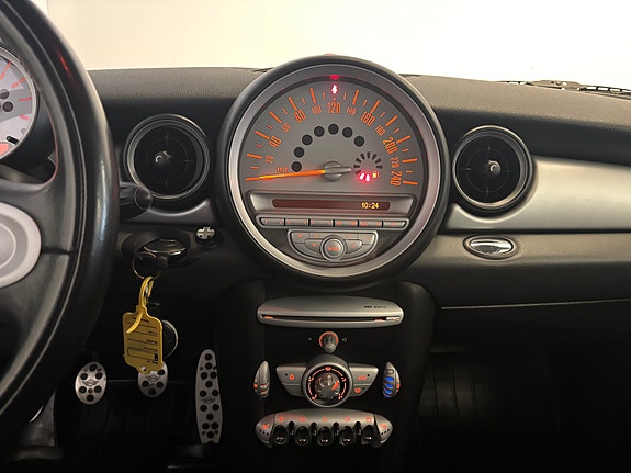 MINI Cooper 13 of 17
