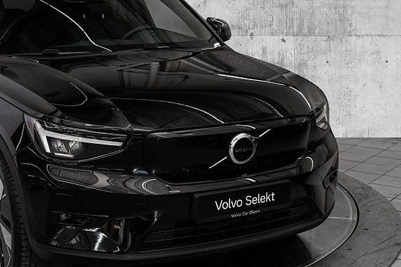 Volvo EX40 2 of 28