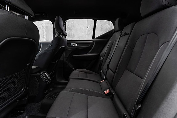 Volvo EX40 13 of 28