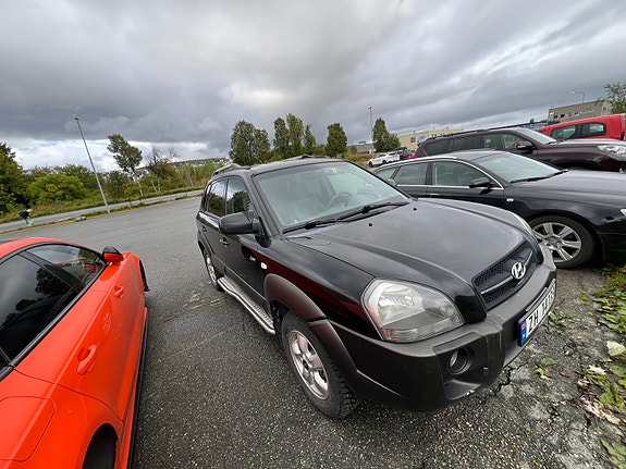 Hyundai Tucson 2 of 8