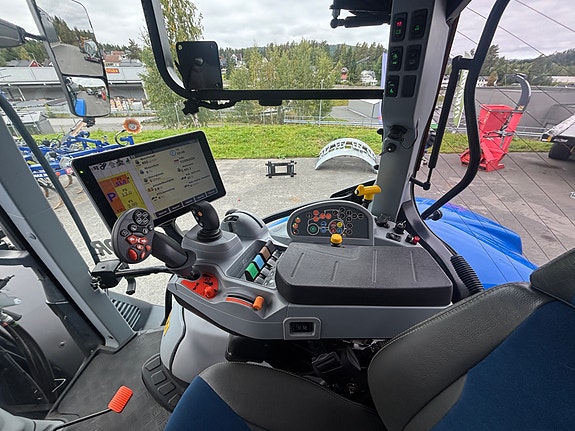 New Holland T6.180 AC Demo 12 of 13
