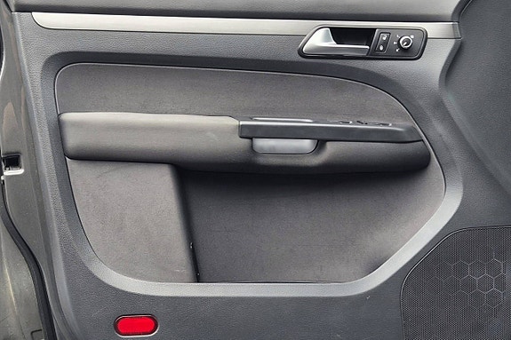 Volkswagen Touran 14 of 27