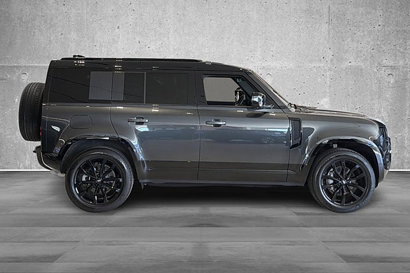 Land Rover Defender 110 15 of 30