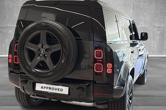 Land Rover Defender 110 17 of 30