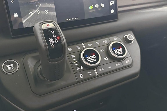 Land Rover Defender 110 26 of 30