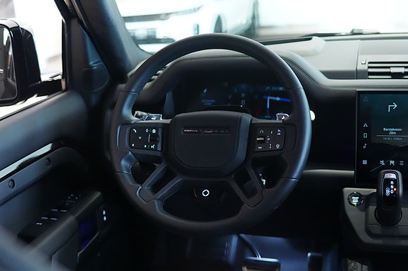 Land Rover Defender 110 18 of 30