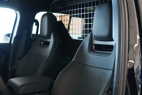 Land Rover Defender 110 5 of 30