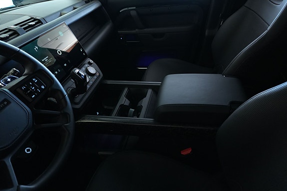 Land Rover Defender 110 22 of 30