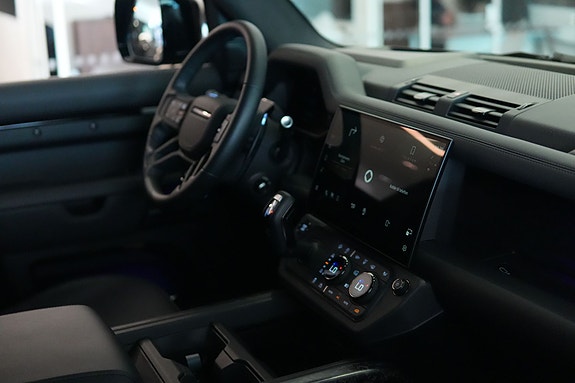 Land Rover Defender 110 17 of 30