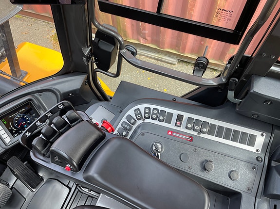 Hyundai 80D-9V 8 of 11