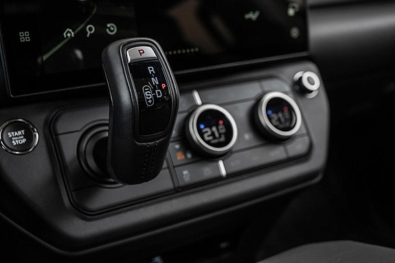 Land Rover Defender 110 23 of 30