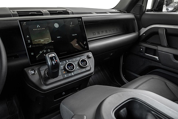 Land Rover Defender 110 22 of 30