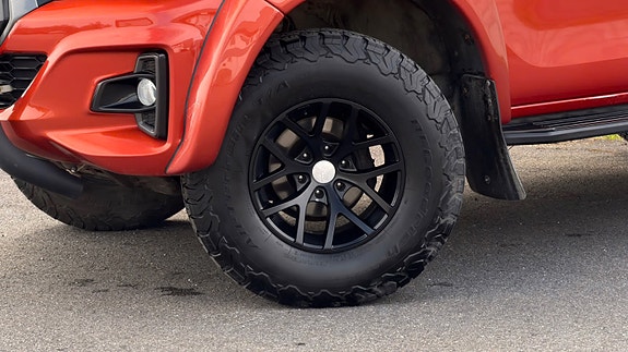 Toyota HiLux 9 of 27