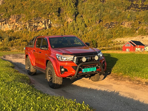 Toyota HiLux 2 of 27