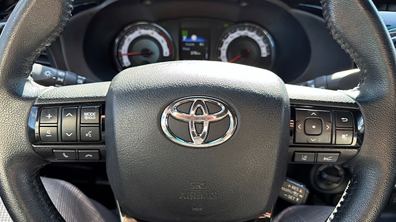 Toyota HiLux 25 of 27