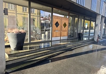 Vårt kontor m/seremonirom og stort garasje anlegg på Lillehammer