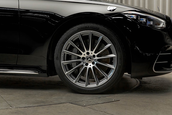 Mercedes-Benz S580 e 8 of 30